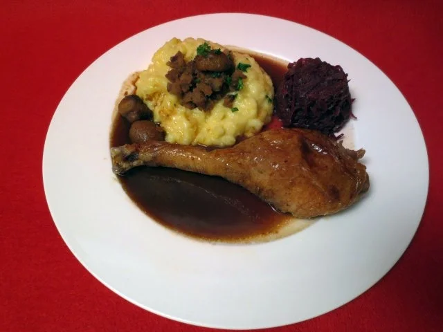 Gillbachtaler Freilandgans, Apfelrotkohl und Kartoffelstampf mit Maronen - Rezept