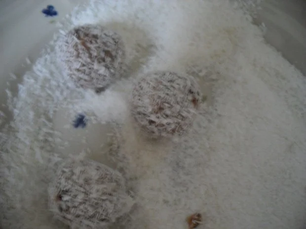 Rezept: Kokos-Schoko-Kugeln Bild Nr. 5 Kokos-Schoko-Kugeln - Rezept - Bild Nr. 5