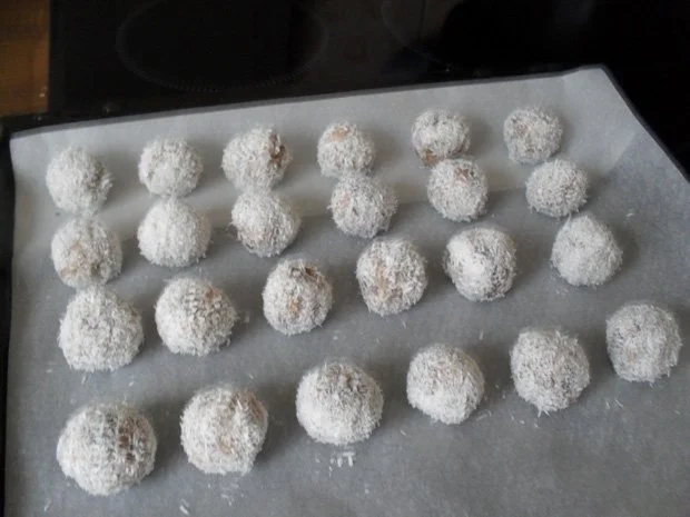 Rezept: Kokos-Schoko-Kugeln Bild Nr. 6 Kokos-Schoko-Kugeln - Rezept - Bild Nr. 6