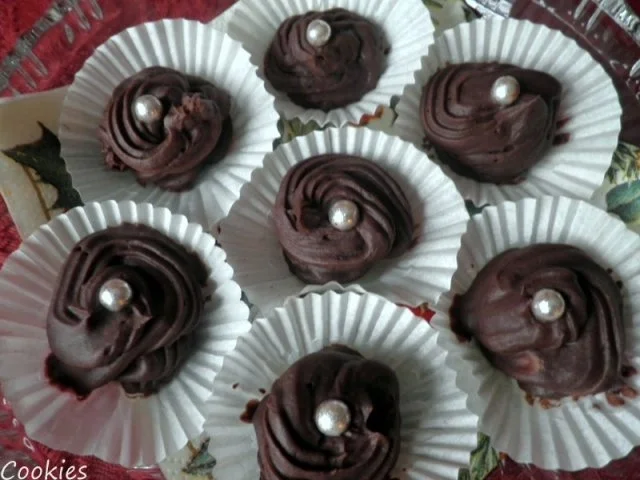 Rezept: Pralinen : Dunkle Schokolade für Herren Pralinen : Dunkle Schokolade für Herren - Rezept