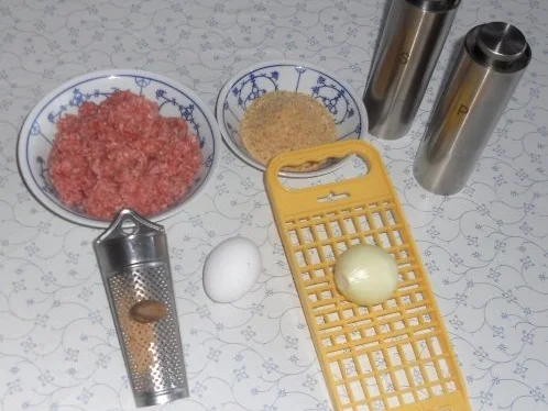 Rezept: "Oma - Friede`s" Fleischklößchen als Einlage für Frikassèe u. klare Suppen (Rzpt. um 1910) Bild Nr. 2 "Oma - Friede`s" Fleischklößchen als Einlage für Frikassèe u. klare Suppen (Rzpt. um 1910) - Rezept - Bild Nr. 2