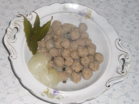 Rezept: "Oma - Friede`s" Fleischklößchen als Einlage für Frikassèe u. klare Suppen (Rzpt. um 1910) "Oma - Friede`s" Fleischklößchen als Einlage für Frikassèe u. klare Suppen (Rzpt. um 1910) - Rezept