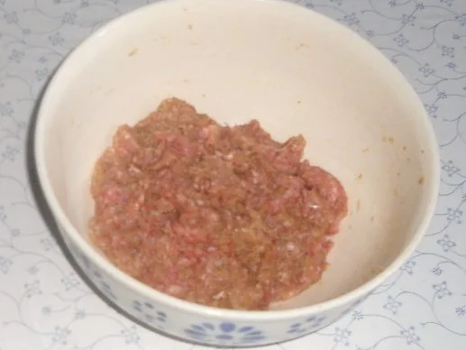 Rezept: "Oma - Friede`s" Fleischklößchen als Einlage für Frikassèe u. klare Suppen (Rzpt. um 1910) Bild Nr. 4 "Oma - Friede`s" Fleischklößchen als Einlage für Frikassèe u. klare Suppen (Rzpt. um 1910) - Rezept - Bild Nr. 4