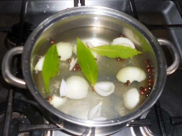 Rezept: "Oma - Friede`s" Fleischklößchen als Einlage für Frikassèe u. klare Suppen (Rzpt. um 1910) Bild Nr. 6 "Oma - Friede`s" Fleischklößchen als Einlage für Frikassèe u. klare Suppen (Rzpt. um 1910) - Rezept - Bild Nr. 6