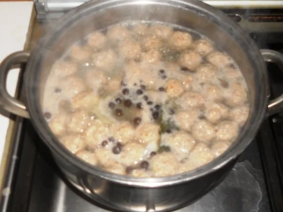 Rezept: "Oma - Friede`s" Fleischklößchen als Einlage für Frikassèe u. klare Suppen (Rzpt. um 1910) Bild Nr. 10 "Oma - Friede`s" Fleischklößchen als Einlage für Frikassèe u. klare Suppen (Rzpt. um 1910) - Rezept - Bild Nr. 10