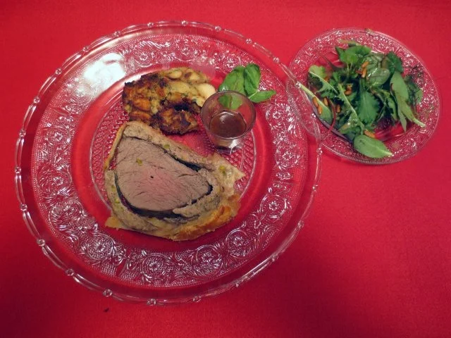 Bisonfilet in Blätterteig an Wildjus mit Speck und Wintertrüffel, dazu Serviettenknödel - Rezept