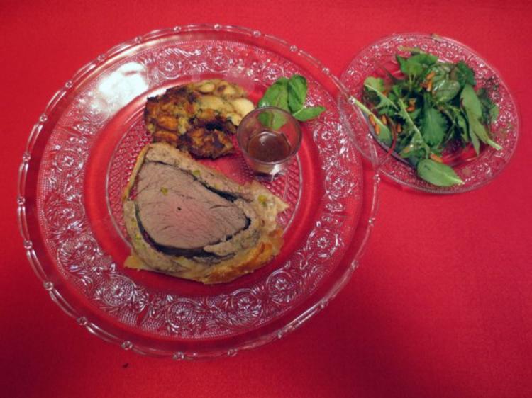 Bisonfilet in Blätterteig an Wildjus mit Speck und Wintertrüffel, dazu ...