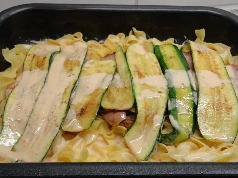 Rezept: Belegte Schweinsplätzli auf Grand Marnier Nudeln Bild Nr. 4 Belegte Schweinsplätzli auf Grand Marnier Nudeln - Rezept - Bild Nr. 4