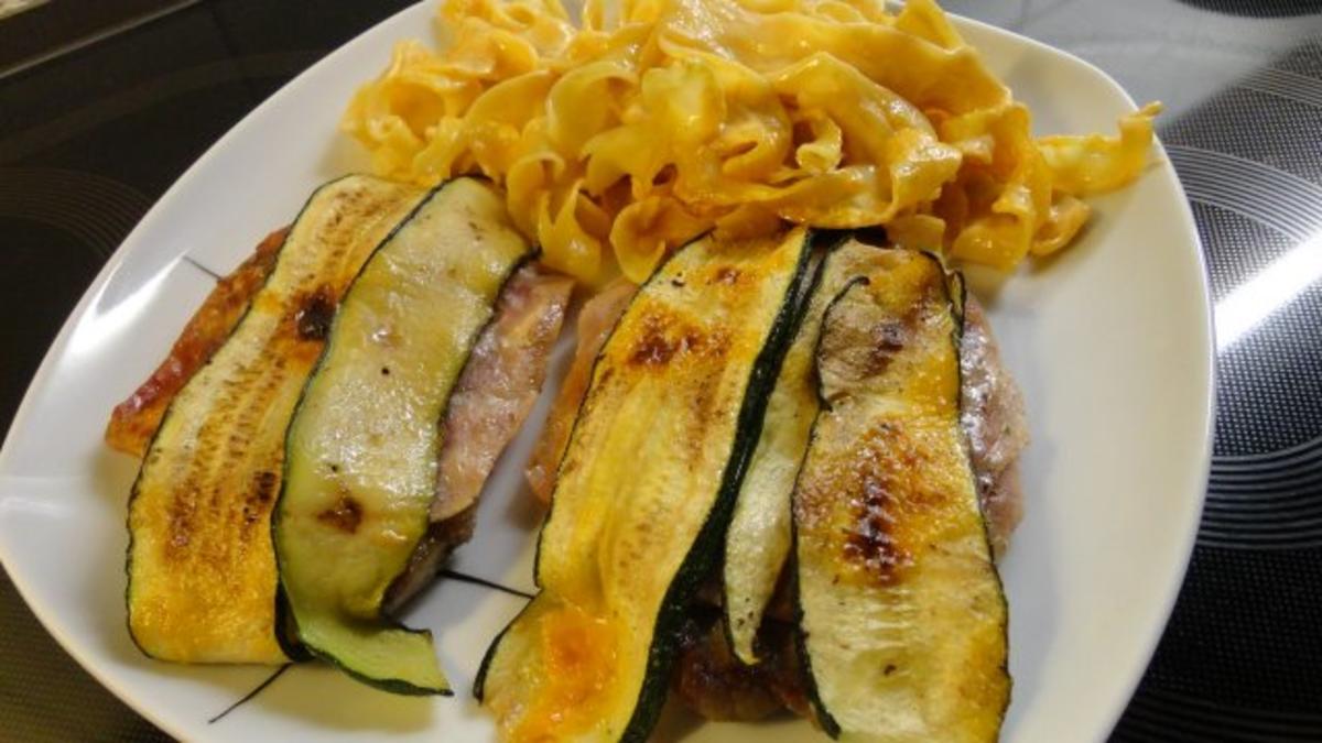 Belegte Schweinsplätzli auf Grand Marnier Nudeln - Rezept - kochbar.de