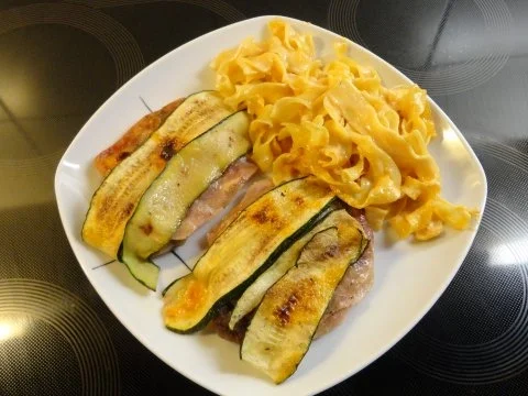 Rezept: Belegte Schweinsplätzli auf Grand Marnier Nudeln Bild Nr. 5 Belegte Schweinsplätzli auf Grand Marnier Nudeln - Rezept - Bild Nr. 5