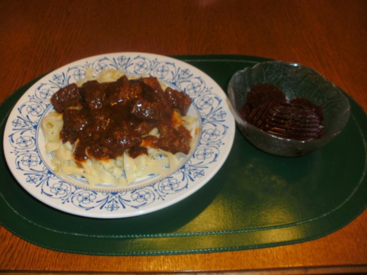 Bilder für Pikanter Rindsgulasch mit selbst gemachten Nudeln - Rezept