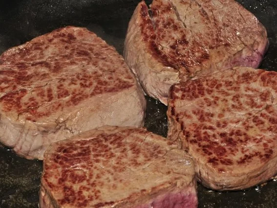 Allgäuer Weideochsenfilet mit Walnuss-Honig-Kruste an Glühweinsauce mit Rosenkohlravioli - Rezept - Bild Nr. 4