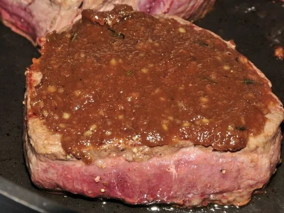 Allgäuer Weideochsenfilet mit Walnuss-Honig-Kruste an Glühweinsauce mit Rosenkohlravioli - Rezept - Bild Nr. 5