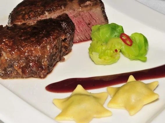 Allgäuer Weideochsenfilet mit Walnuss-Honig-Kruste an Glühweinsauce mit Rosenkohlravioli - Rezept