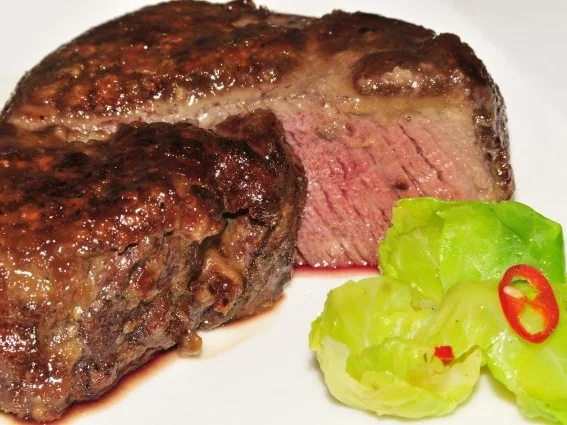 Allgäuer Weideochsenfilet mit Walnuss-Honig-Kruste an Glühweinsauce mit Rosenkohlravioli - Rezept - Bild Nr. 2