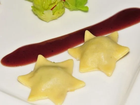 Allgäuer Weideochsenfilet mit Walnuss-Honig-Kruste an Glühweinsauce mit Rosenkohlravioli - Rezept - Bild Nr. 3