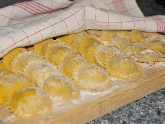 Allgäuer Weideochsenfilet mit Walnuss-Honig-Kruste an Glühweinsauce mit Rosenkohlravioli - Rezept - Bild Nr. 8