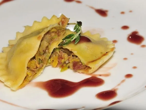 Allgäuer Weideochsenfilet mit Walnuss-Honig-Kruste an Glühweinsauce mit Rosenkohlravioli - Rezept - Bild Nr. 9