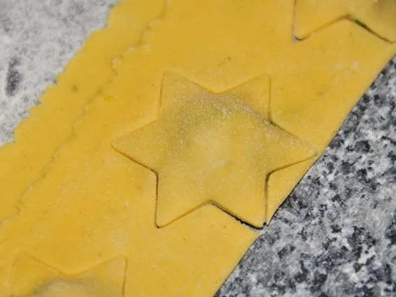 Allgäuer Weideochsenfilet mit Walnuss-Honig-Kruste an Glühweinsauce mit Rosenkohlravioli - Rezept - Bild Nr. 6