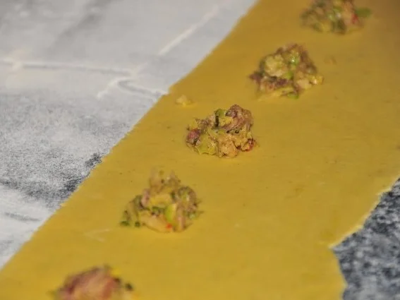 Allgäuer Weideochsenfilet mit Walnuss-Honig-Kruste an Glühweinsauce mit Rosenkohlravioli - Rezept - Bild Nr. 7