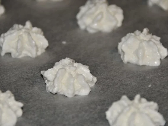 Rezept: Kokosbusserl Bild Nr. 3 Kokosbusserl - Rezept - Bild Nr. 3