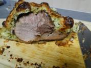 Schweinebraten mit Wirsinggemüse bestrichen und dick ummantelt - Rezept