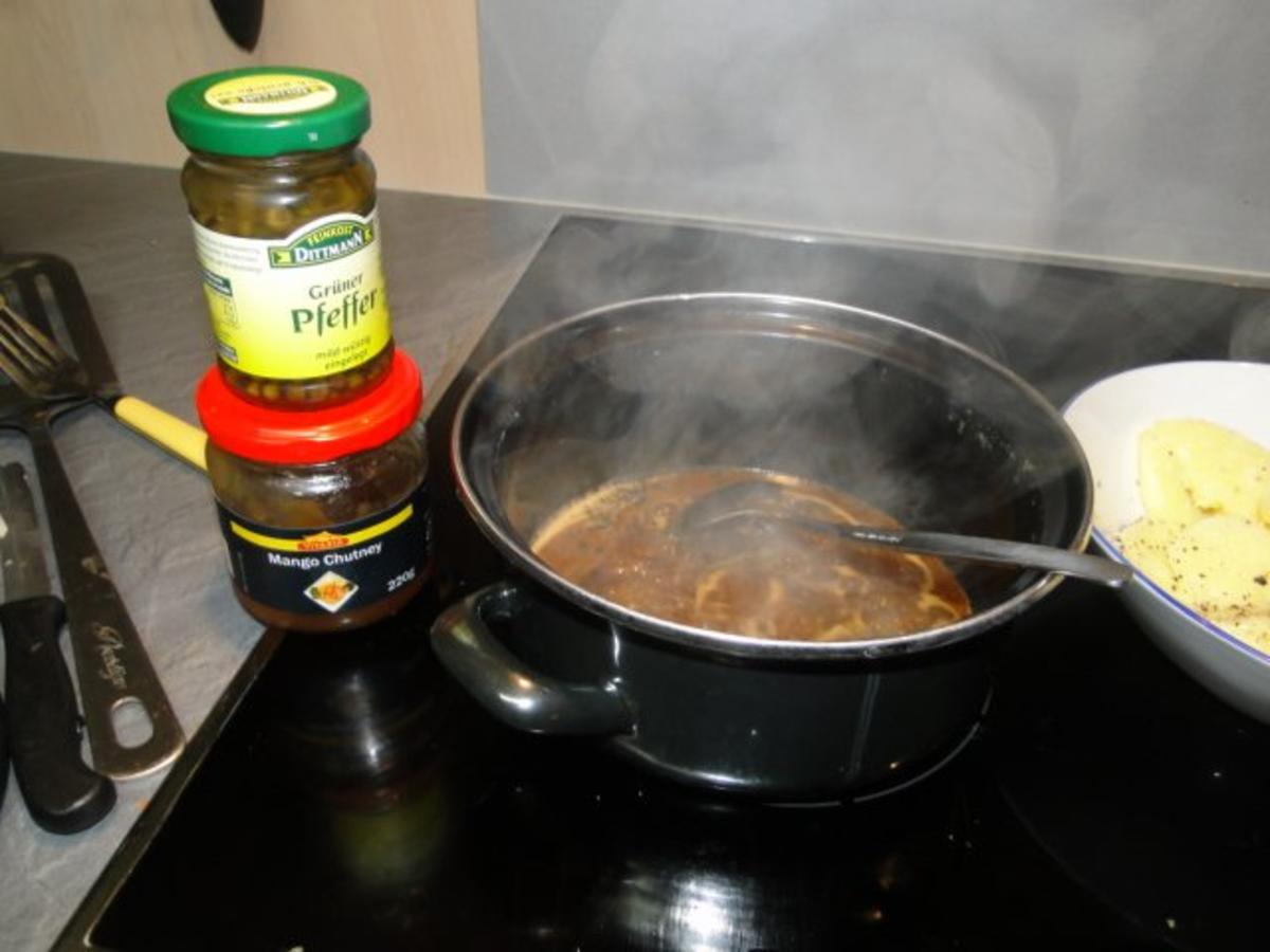 Schweinebraten mit Wirsinggemüse bestrichen und dick ummantelt ...