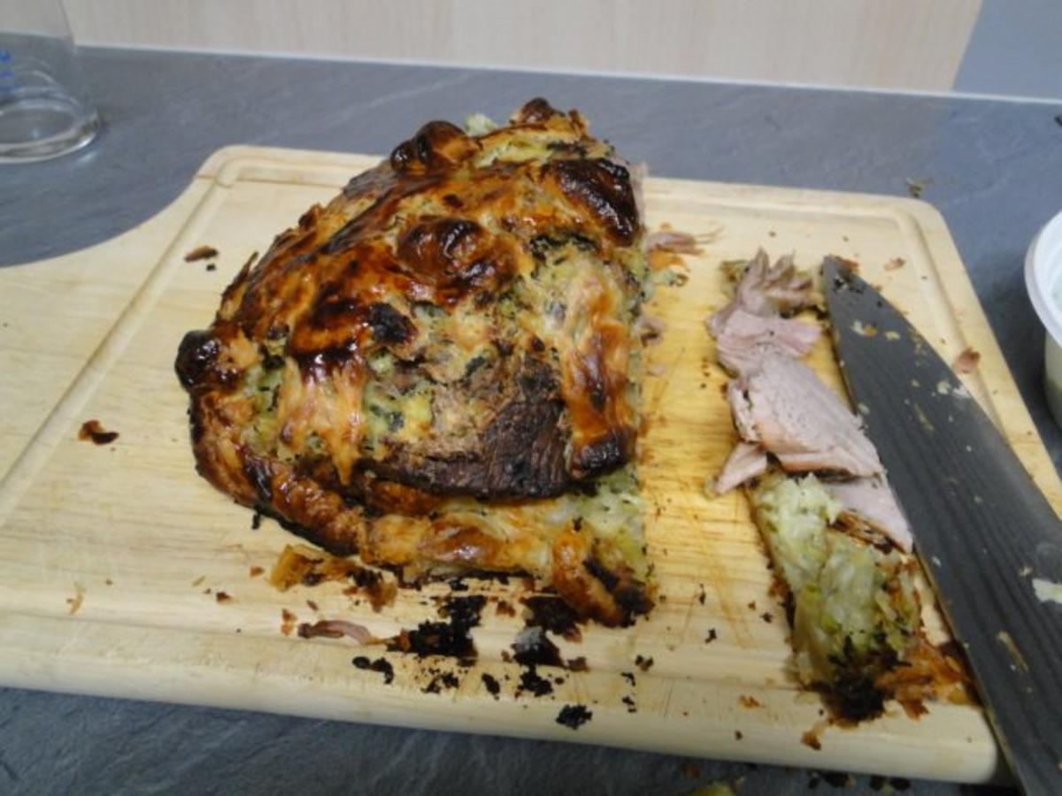 Schweinebraten mit Wirsinggemüse bestrichen und dick ummantelt ...