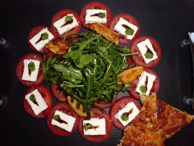 Rezept: Rucola-Tomatensalat mit Hähnchenbruststreifen und Röstbrot Rucola-Tomatensalat mit Hähnchenbruststreifen und Röstbrot - Rezept