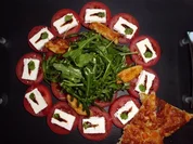 Rucola-Tomatensalat mit Hähnchenbruststreifen und Röstbrot - Rezept