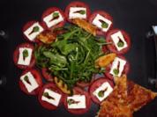 Rucola-Tomatensalat mit Hähnchenbruststreifen und Röstbrot - Rezept