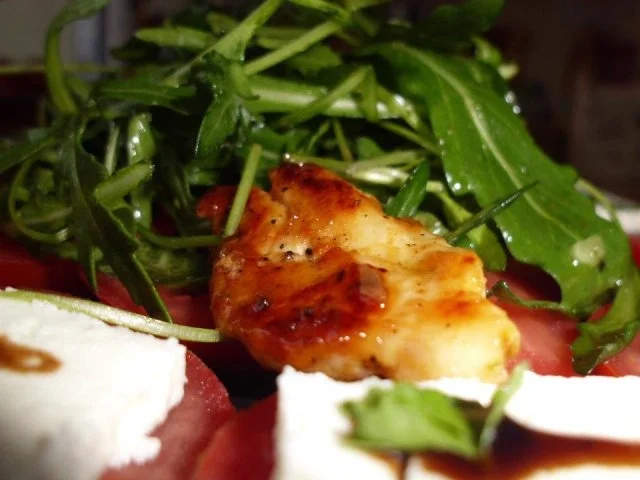 Rezept: Rucola-Tomatensalat mit Hähnchenbruststreifen und Röstbrot Bild Nr. 3 Rucola-Tomatensalat mit Hähnchenbruststreifen und Röstbrot - Rezept - Bild Nr. 3