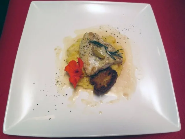 Rezept: Gebratenes Zanderfilet auf Kartoffel-Steckrübenpüree und Knusperhippe Gebratenes Zanderfilet auf Kartoffel-Steckrübenpüree und Knusperhippe - Rezept