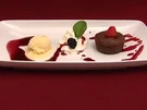 Fondant au chocolat mit Waldbeeren und Mangosorbet - Rezept