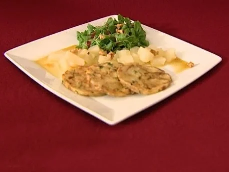 Breznknödelcarpaccio mit Feldsalat und beschwipster Birne (Neele Hehemann) - Rezept
