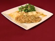 Breznknödelcarpaccio mit Feldsalat und beschwipster Birne (Neele Hehemann) - Rezept