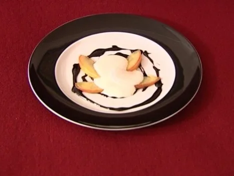 Gebratene Apfelspalten mit Schokoladen-Weinsoße und Sauerrahmcrème (Neele Hehemann) - Rezept