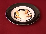 Rezept: Gebratene Apfelspalten mit Schokoladen-Weinsoße und Sauerrahmcrème (Neele Hehemann) Gebratene Apfelspalten mit Schokoladen-Weinsoße und Sauerrahmcrème (Neele Hehemann) - Rezept