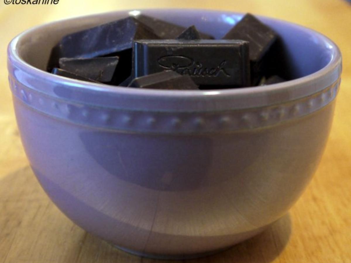 Haselnuss Zimt Mousse mit Schokoladensauce - einfach - 317 kcal/100g