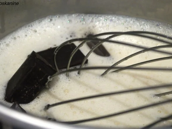 Rezept: Haselnuss-Zimt-Mousse mit Schokoladensauce Bild Nr. 3 Haselnuss-Zimt-Mousse mit Schokoladensauce - Rezept - Bild Nr. 3