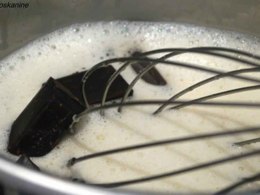 Haselnuss Zimt Mousse mit Schokoladensauce - einfach - 317 kcal/100g