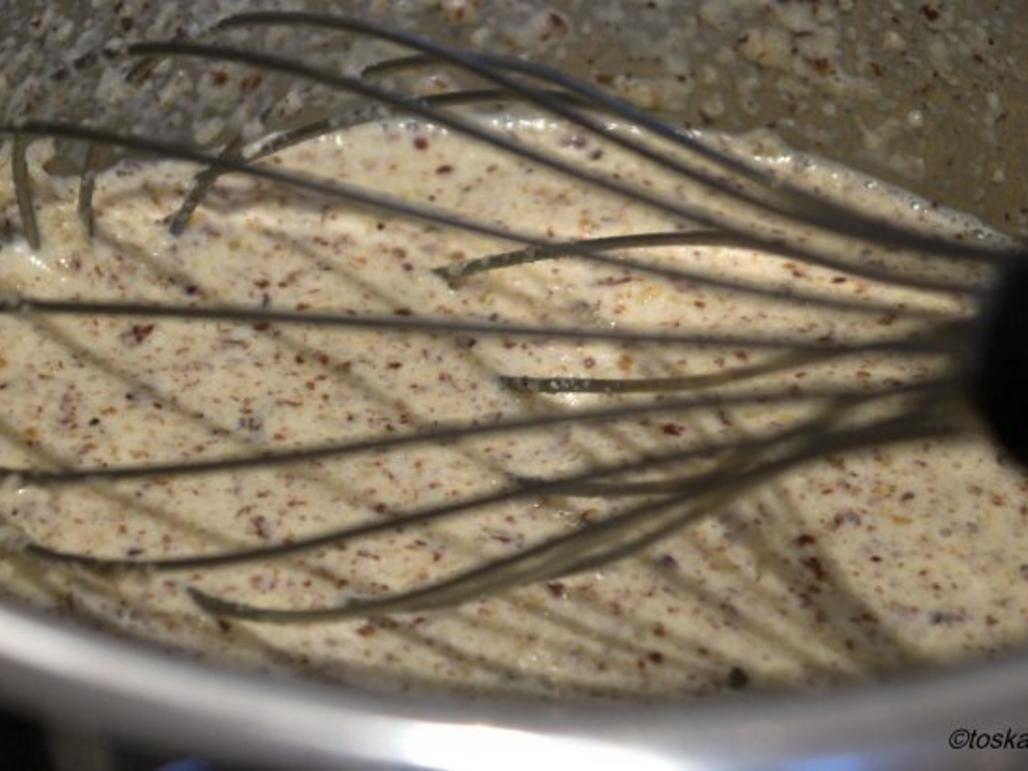 Haselnuss Zimt Mousse mit Schokoladensauce - einfach - 317 kcal/100g