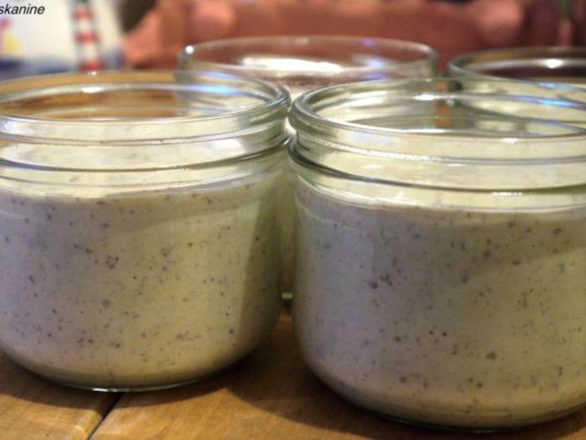 Haselnuss Zimt Mousse mit Schokoladensauce - einfach - 317 kcal/100g