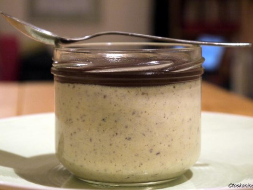 Haselnuss Zimt Mousse mit Schokoladensauce - einfach - 317 kcal/100g
