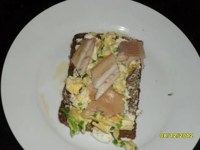 Rezept: Rührei mit geräucherten Forellenfilets auf Schwarzbrot Rührei mit geräucherten Forellenfilets auf Schwarzbrot - Rezept