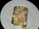 Rührei mit geräucherten Forellenfilets auf Schwarzbrot - Rezept