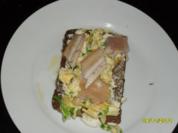 Rührei mit geräucherten Forellenfilets auf Schwarzbrot - Rezept