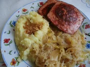 gebratener Fleischkäse mit Weinsauerkraut und Röstzwiebelstampfkartoffeln - Rezept
