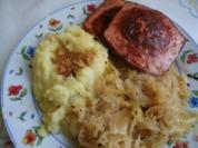 gebratener Fleischkäse mit Weinsauerkraut und Röstzwiebelstampfkartoffeln - Rezept