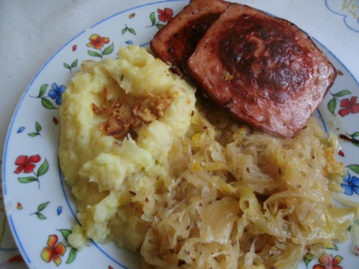 Bilder für gebratener Fleischkäse mit Weinsauerkraut und Röstzwiebelstampfkartoffeln - Rezept